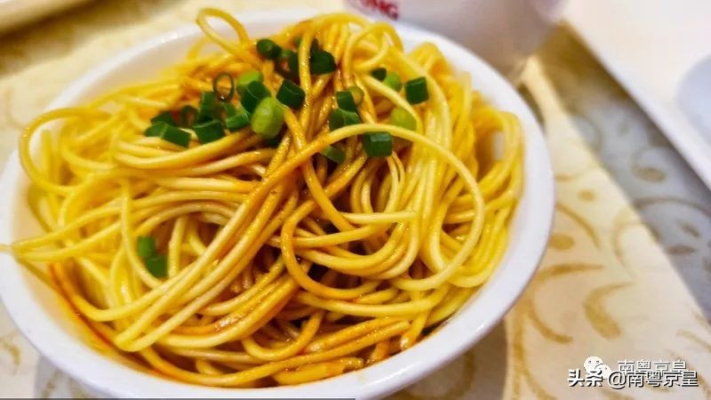 羊城飘逸着最傲娇的色彩——中国红，要的就是这个味儿