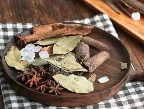 烧排骨加土豆,大厨教你烧排骨