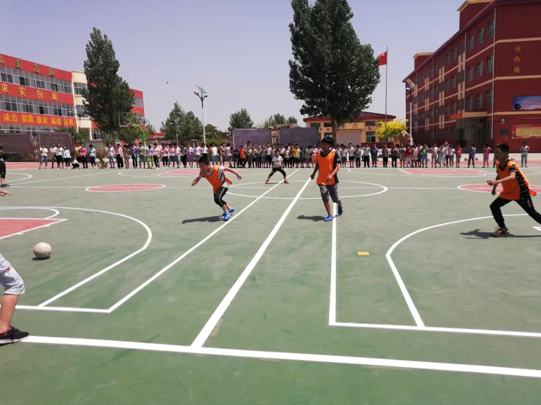 辽宁一数学老师去教河北一所小学足球！还带领学校荣获国家级称号，这个体育老师够牛