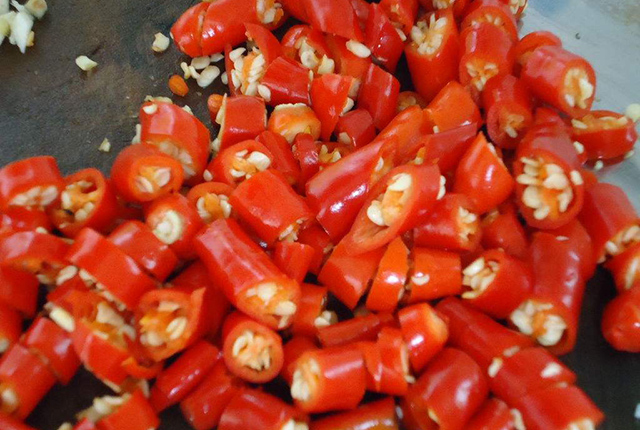 切了辣椒的手揉了眼睛辣怎么办,切了辣椒手很辣用清凉油有用吗