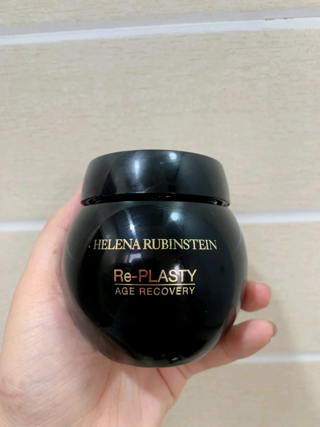 赫莲娜和海蓝之谜是一个品牌吗,赫莲娜和海蓝之谜哪个知名度高