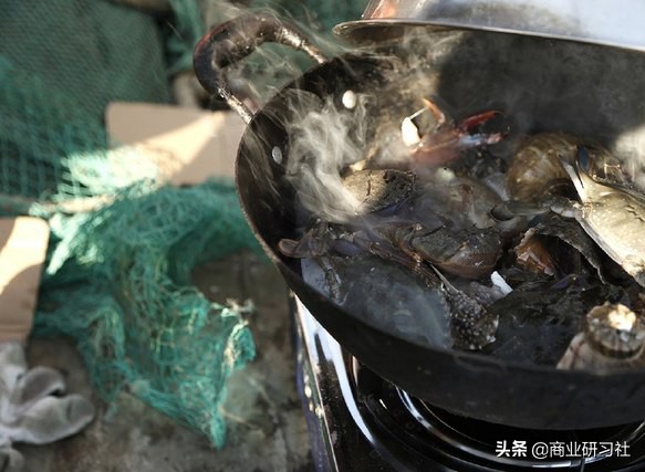 渔民直播卖梭子蟹,67岁老渔民直播