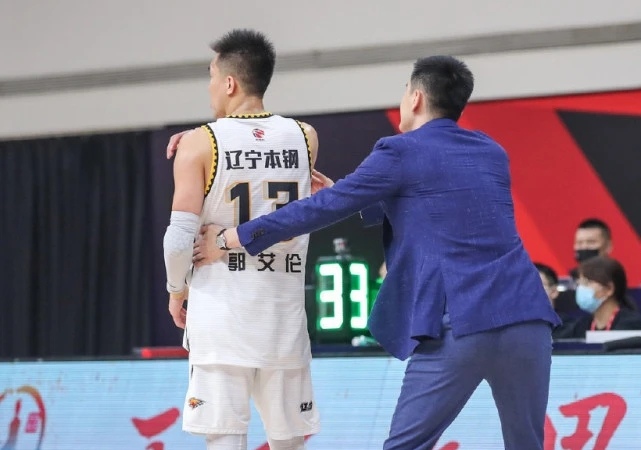 郭艾伦遭驱逐,郭士强“罢赛”遭重罚!CBA管理层看人下菜碟?