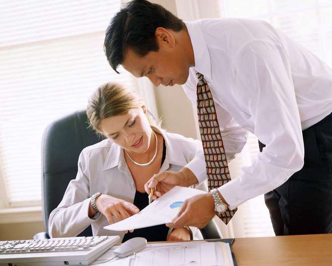 同事故意让你帮他忙,同事让我帮他干活让你背锅