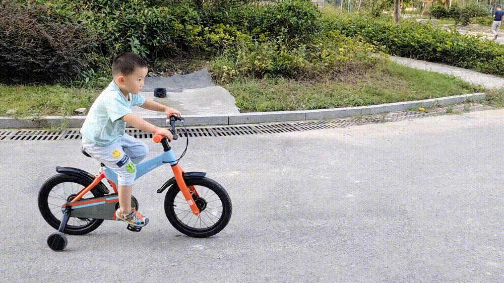 骑行不再成为负担，孩子使用更安全，柒小佰运动减震自行车体验