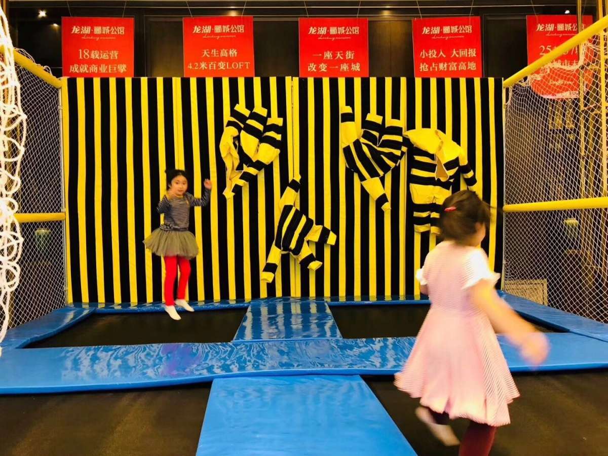蹦床主题游乐场360度旋转闯关,各种花式蹦床合集