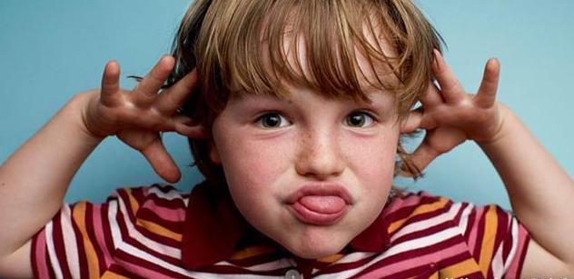 孩子发呆走神咬指甲,咬手指甲烂手的小孩怎么办