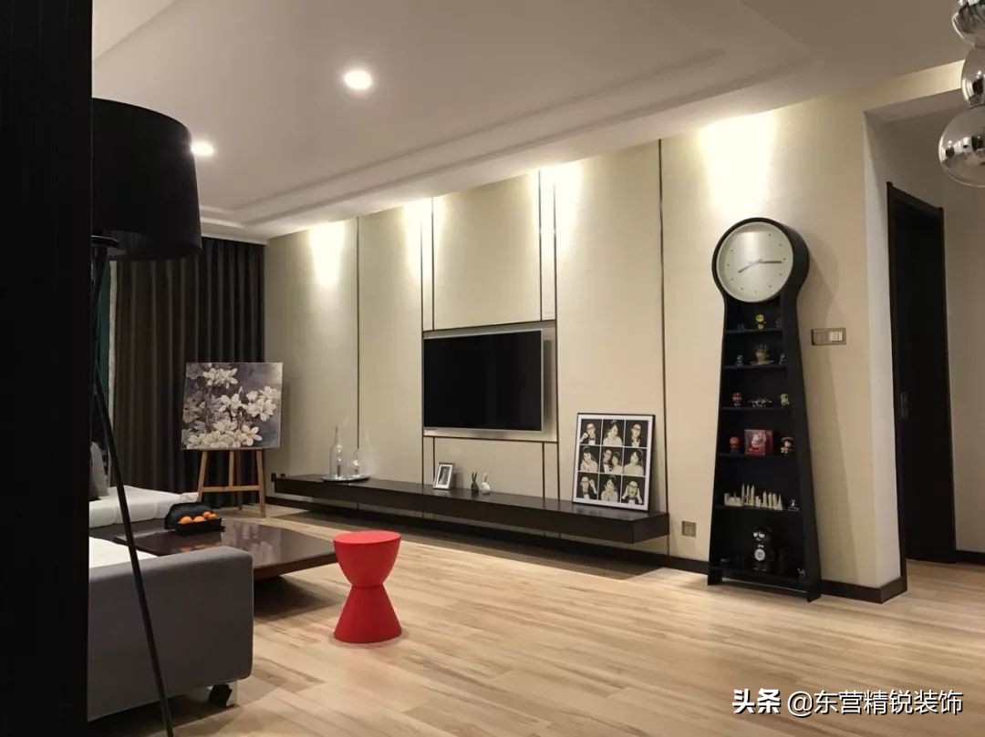 主卧背景墙护墙板装修效果图大全,100平方现代轻奢护墙板装修多少钱