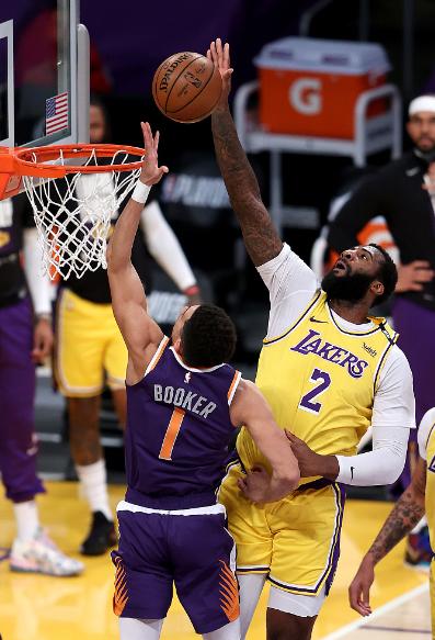 湖人稳了！布克19中6后却私会詹娜，一起进酒店，詹皇从不这么干