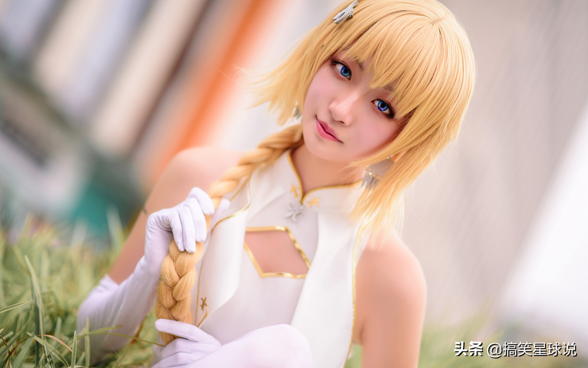 一个秃顶的老头路过一家药店，看到一种毛发再生特效药的广告