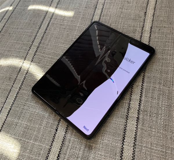 三星galaxyfold内屏一半好一半坏,三星galaxyfold内屏有一条亮线