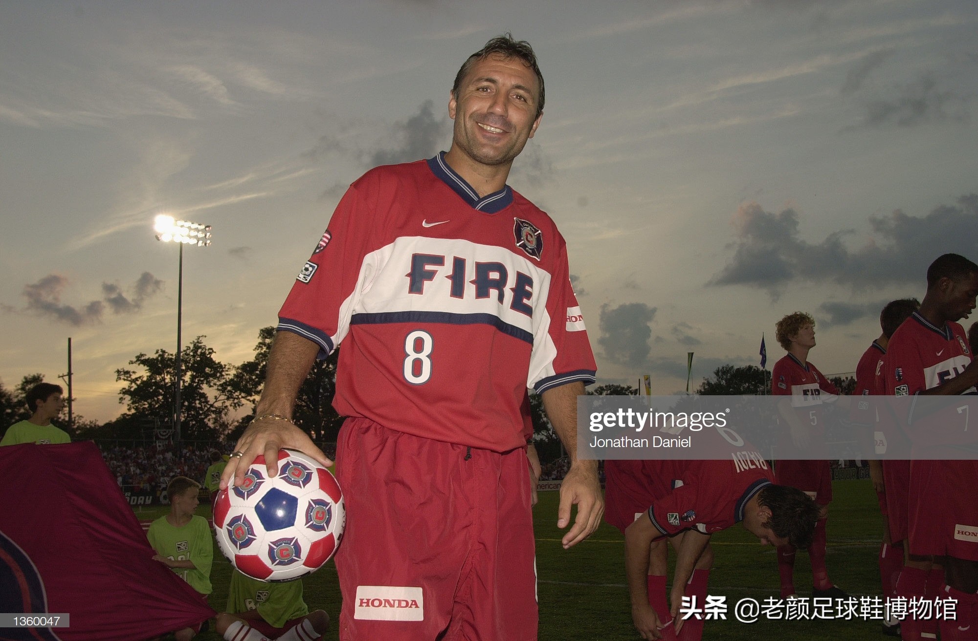 脾气最火爆的巴萨巨星，脚踩皇马球衣和裁判的脚，曾被终身禁赛