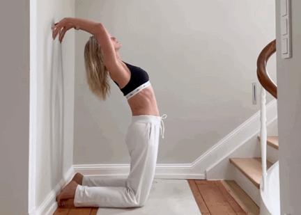 练瑜伽简单的拉伸动作是怎么练习,瑜伽每天必练8个拉伸动作