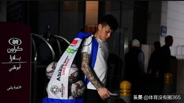 国脚返程,足球球员离队流泪