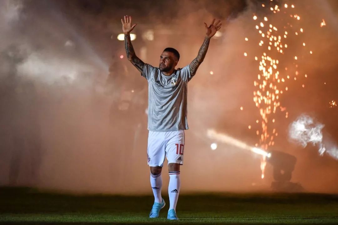 他是足坛最大赢家，回国五个月却饱受争议