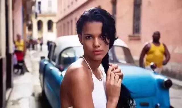 一个普通的上班族起早贪黑,一个打工人四处奔波