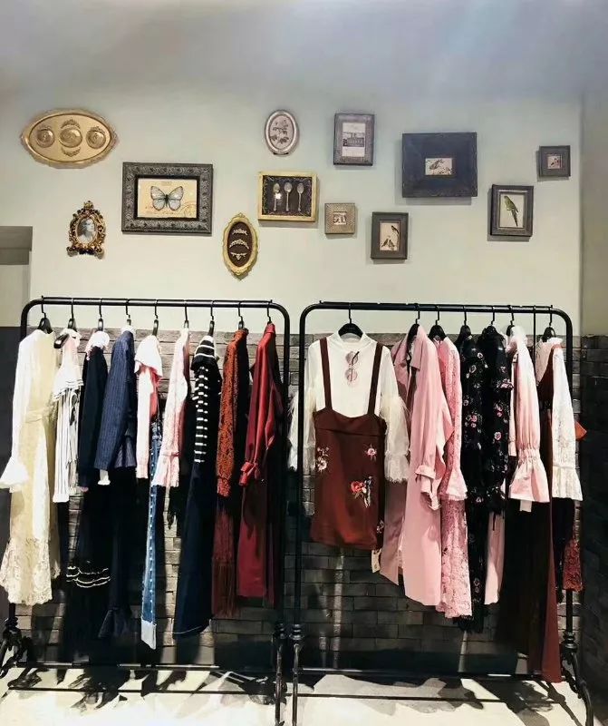 这家新开的服装店，要把法国时尚女装FEXATA斐格思带给你……