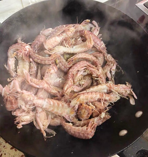 煮皮皮虾时，用冷水还是开水？10人做9人错，难怪虾肉缩小不鲜嫩