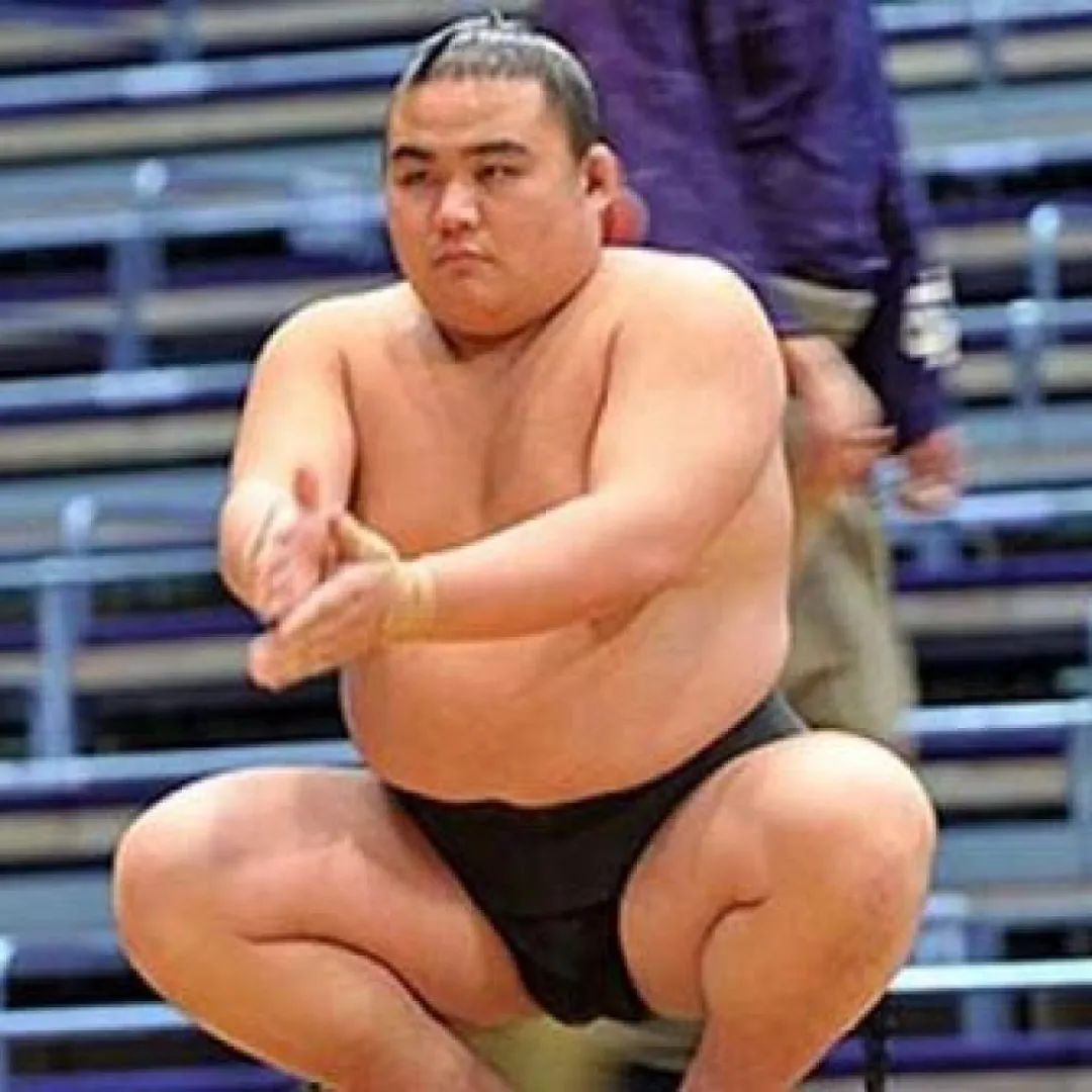 那英、卡戴珊的后腰上,为什么都有两根红绳?