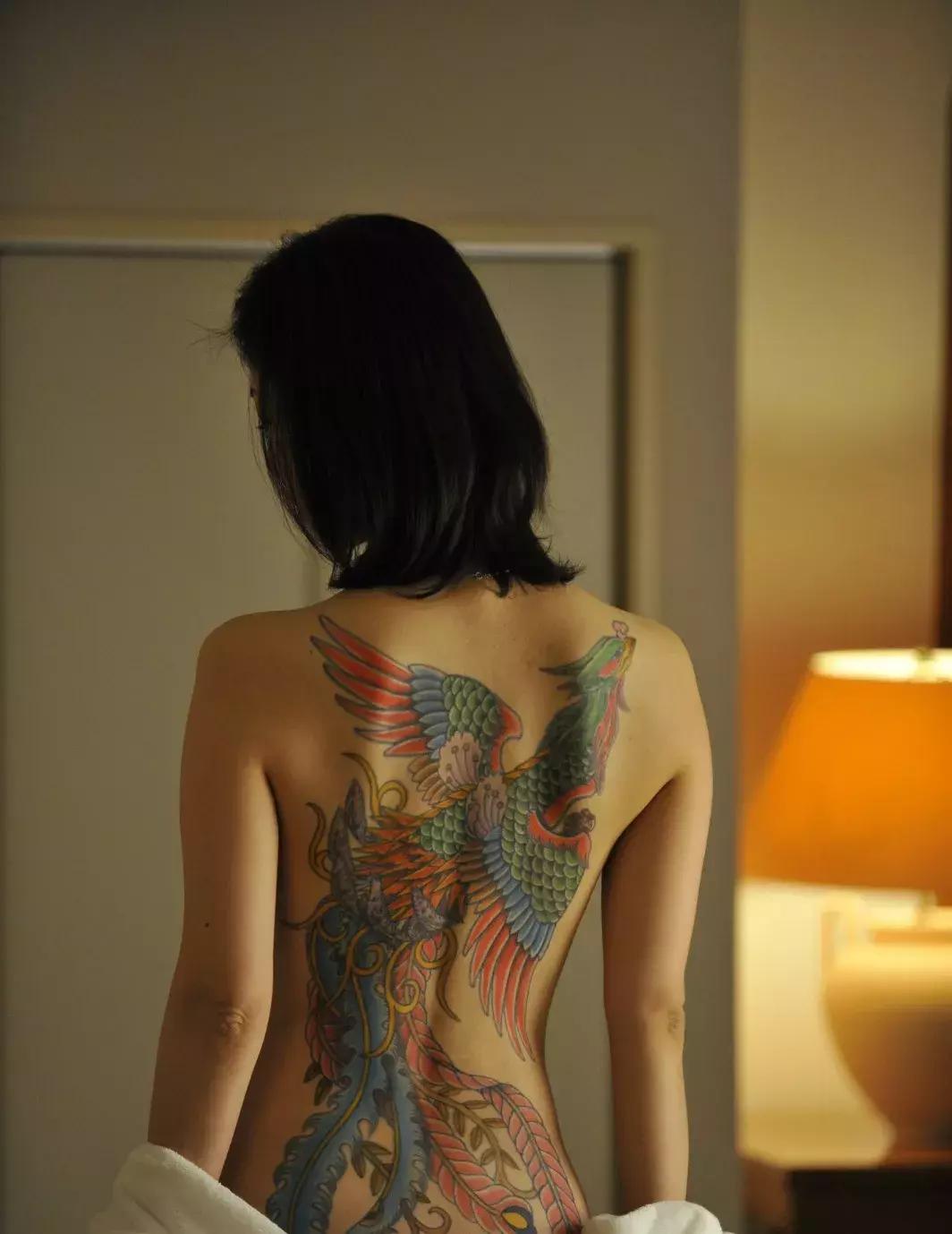 日本黑帮对自己的肉体做「那事」