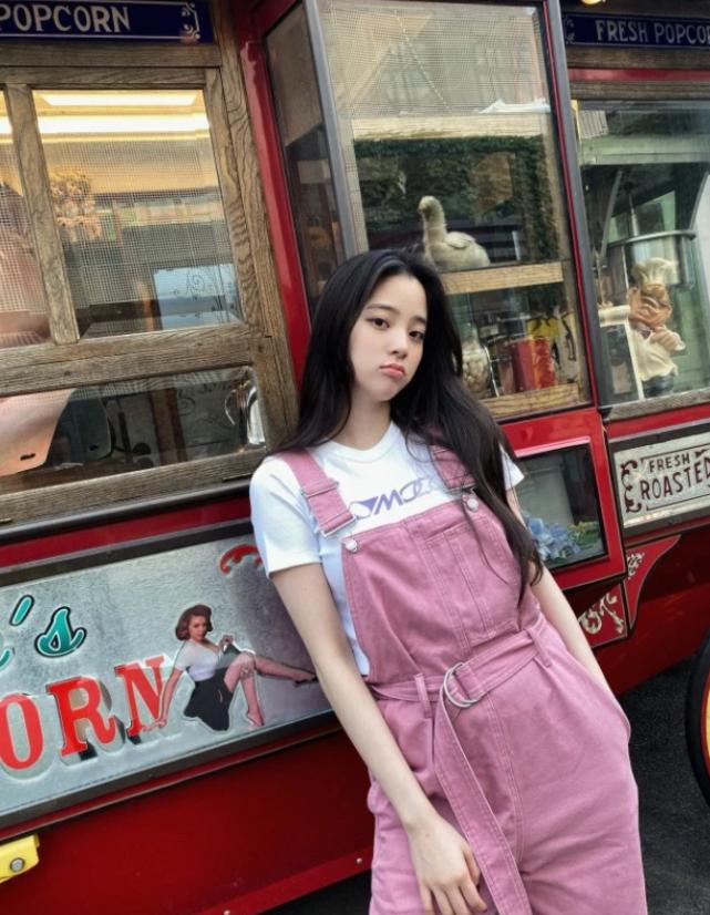 欧阳娜娜背带裤里面穿花上衣,欧阳娜娜背带裤搭配图片