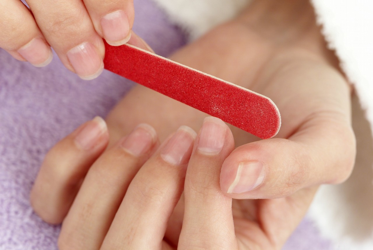 美甲甲片裂了怎么修补视频,美甲甲片中间劈了怎么修补