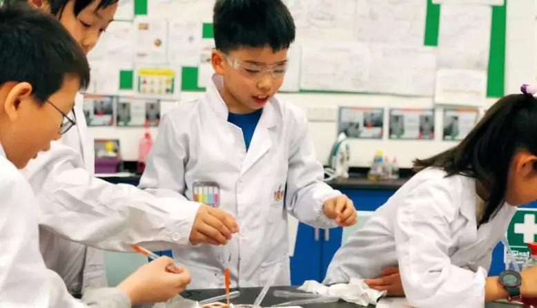 天津这所学校火了!高尔夫、足球、科学实验...孩子吵着都要来