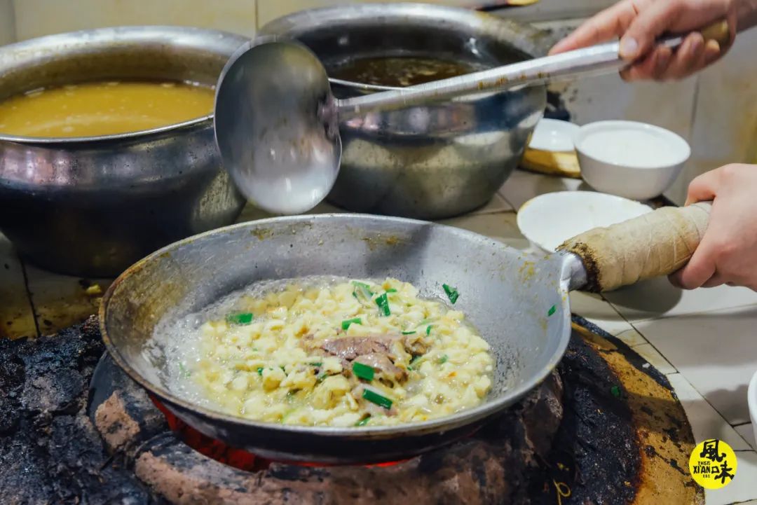 西安吃泡馍的真实视频,西安云片泡馍做法