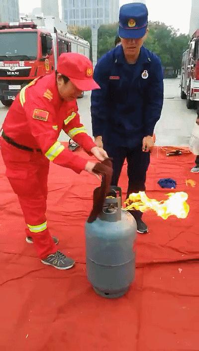 做饭液化气爆炸怎么办,做饭途中煤气罐冒火怎么回事