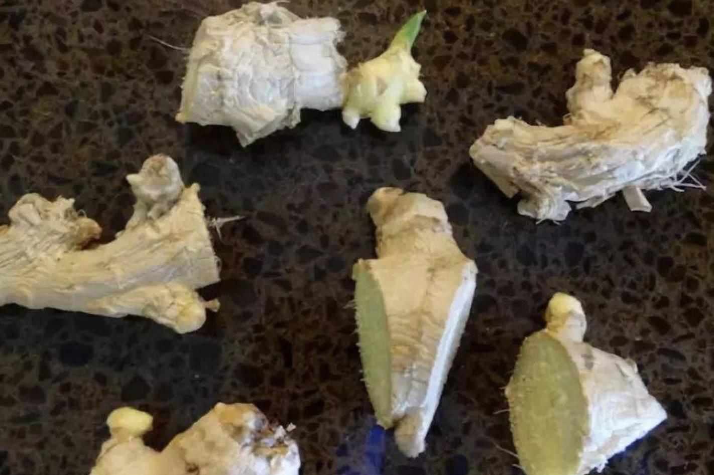 张大妈盆栽“生姜”，长得像“盆景”，每隔30天摘一茬，吃3个月