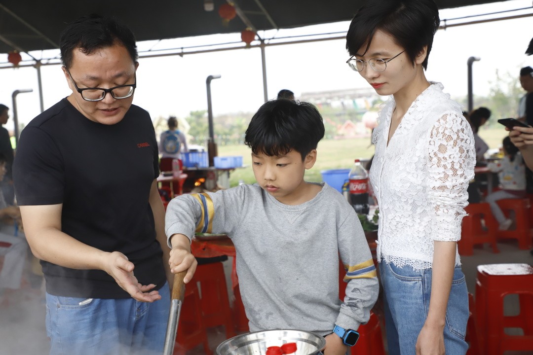 东莞东城莞师附小2022届604班,莞师附小学生踢球