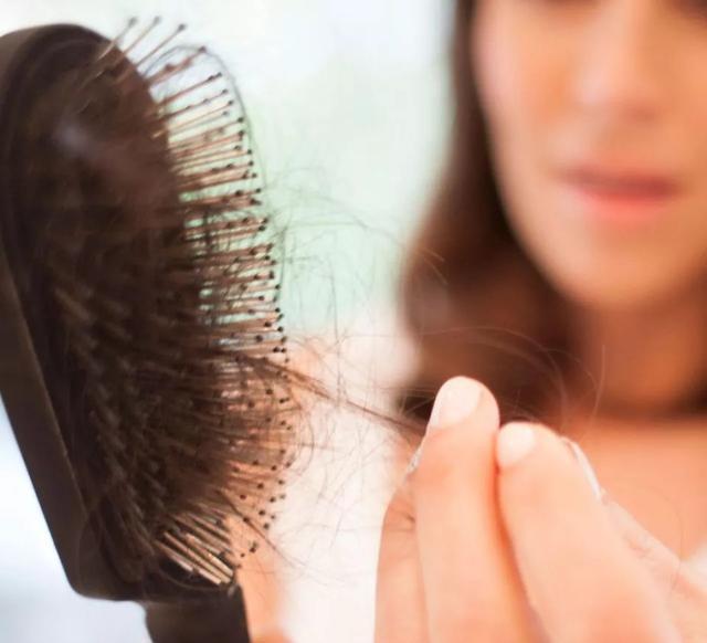 56岁女吃叶酸0.4毫克片每天吃多少,45岁女子每天服用叶酸