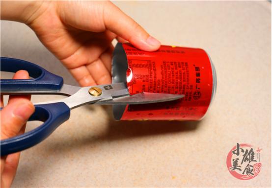 剪刀锋利不钝,剪刀不锋利小妙招易拉罐