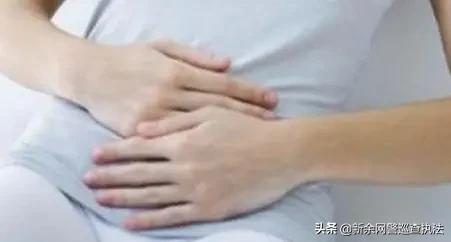 点开女朋友的QQ空间，里面的照片让他五雷轰顶