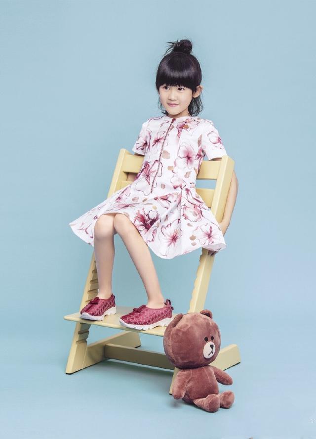 11岁贝儿好机智!穿无痕裤秀长腿太成熟,搭米奇卫衣瞬间拉回清纯