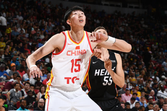 中国男篮周琦砍下32分比赛,王哲林得到31分周琦