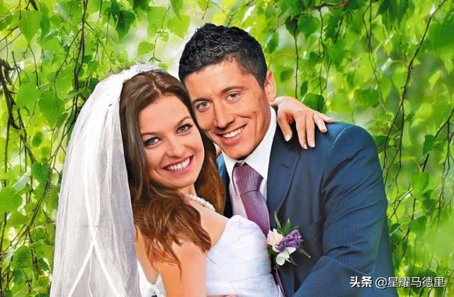 31岁足坛第1中锋第2次当爹！娇妻再产下1女，曾是空手道世界冠军