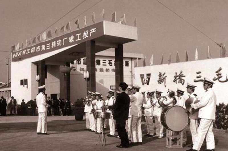 穷小子靠捡破烂一夜暴富,农村穷小伙打工赚千万