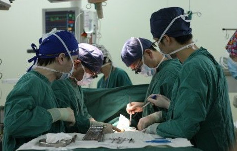 二周岁的孩子洗澡身上就起疙瘩,两岁宝宝洗澡就出红点过后消失