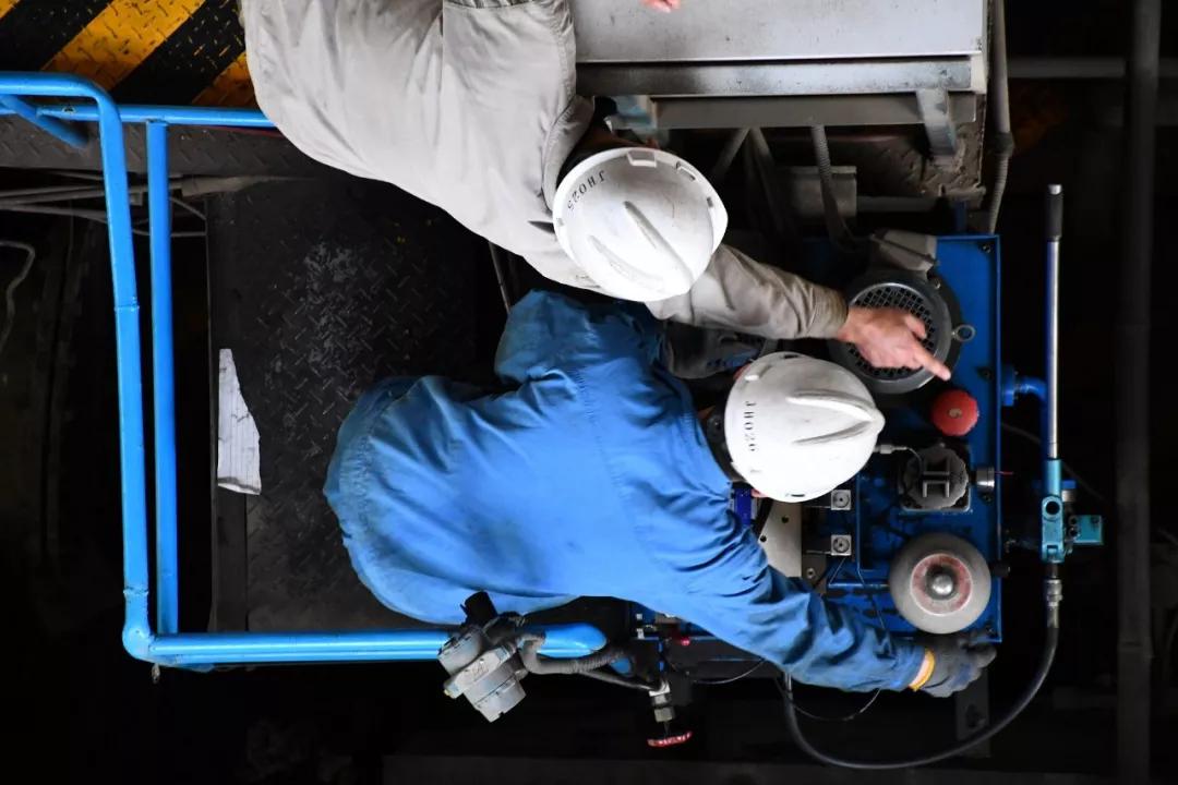 奋战疫线华能驰援雷神山医院建设,奋战疫线的战士