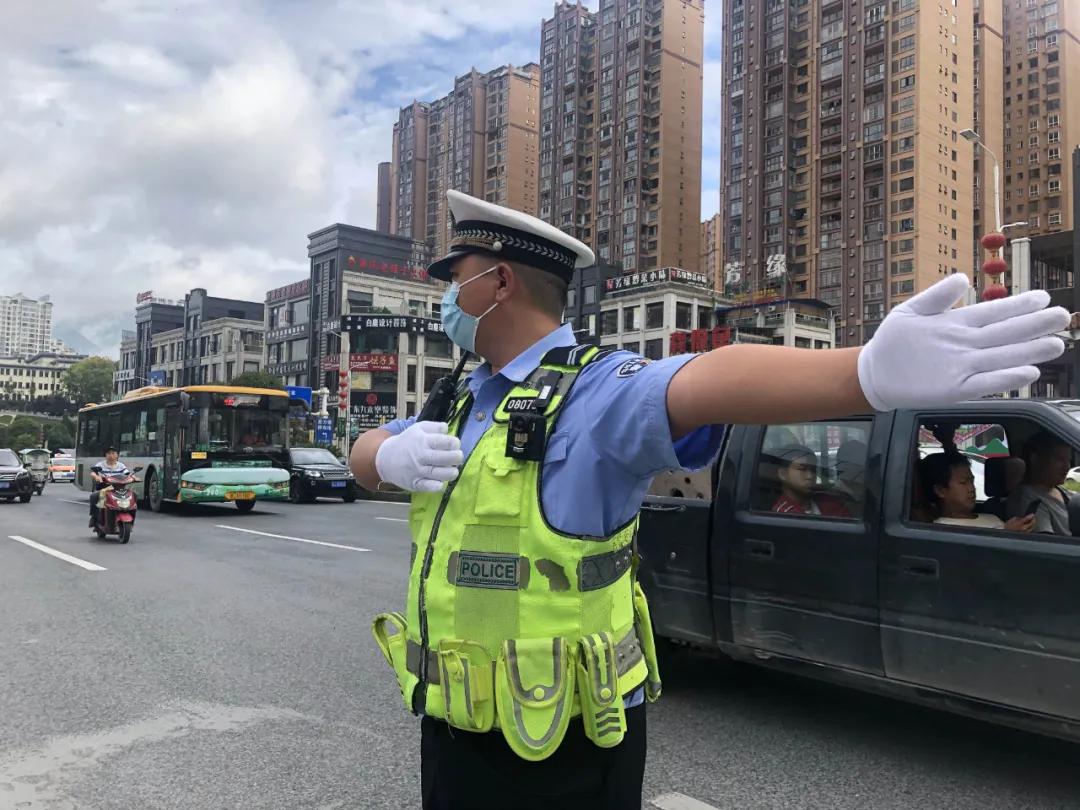 交警全力护航,交警部门全力护航高考