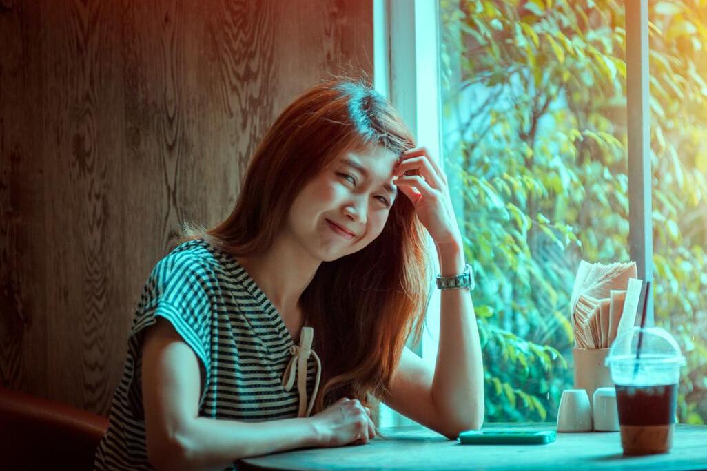 故事：她打工给男友治腿疾，一年还未痊愈，提早回家一趟发现端倪