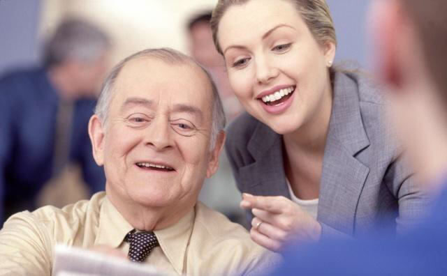 104岁老人身体硬朗坚持一个动作,94岁老人坚持锻炼身体