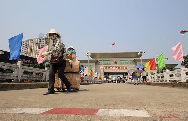 越南夜市生活美女如云,中国越南交界夜市