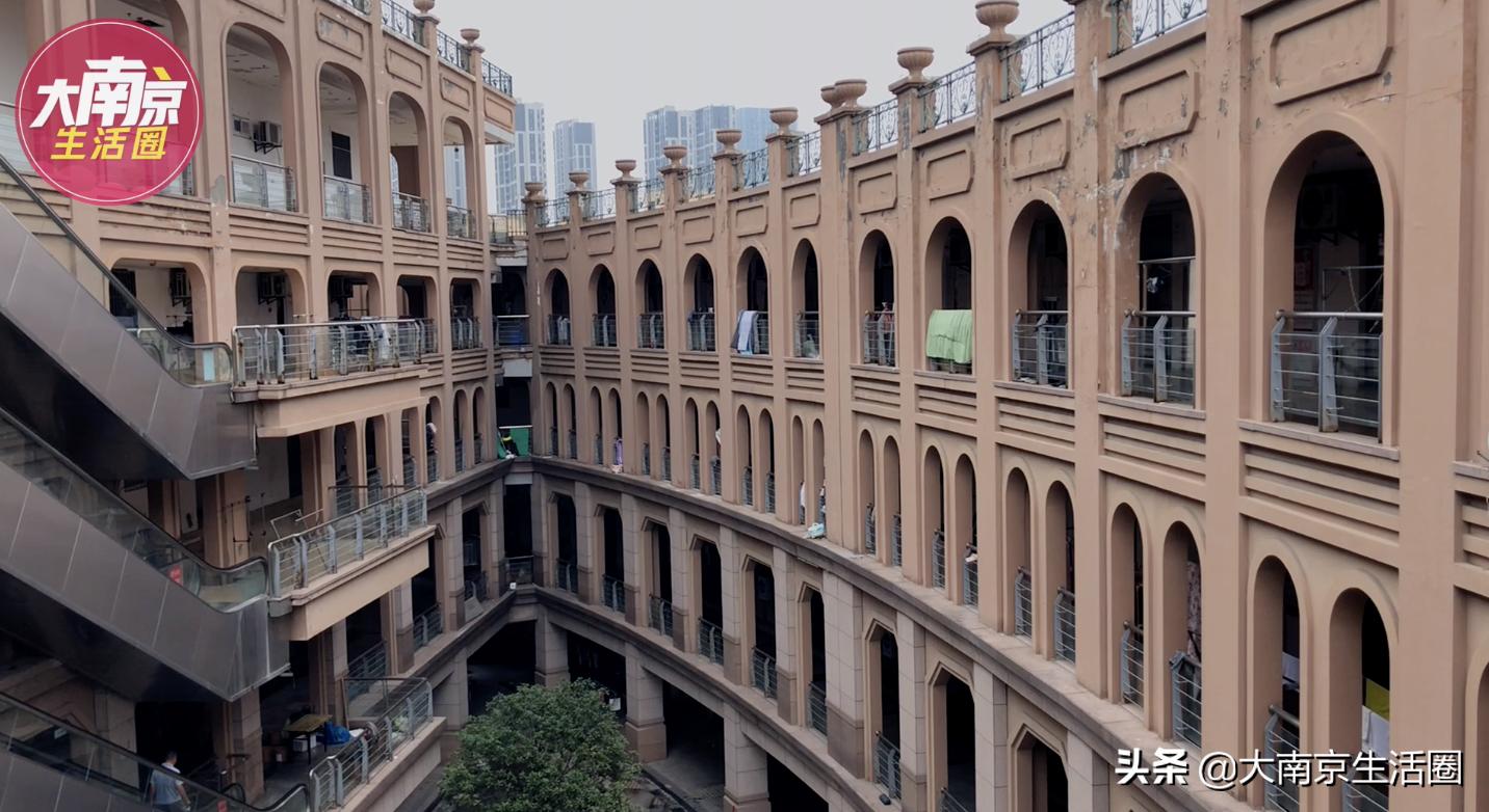 南京南站CBD旁的大型购物中心，商家纷纷撤离，如今却住满了人