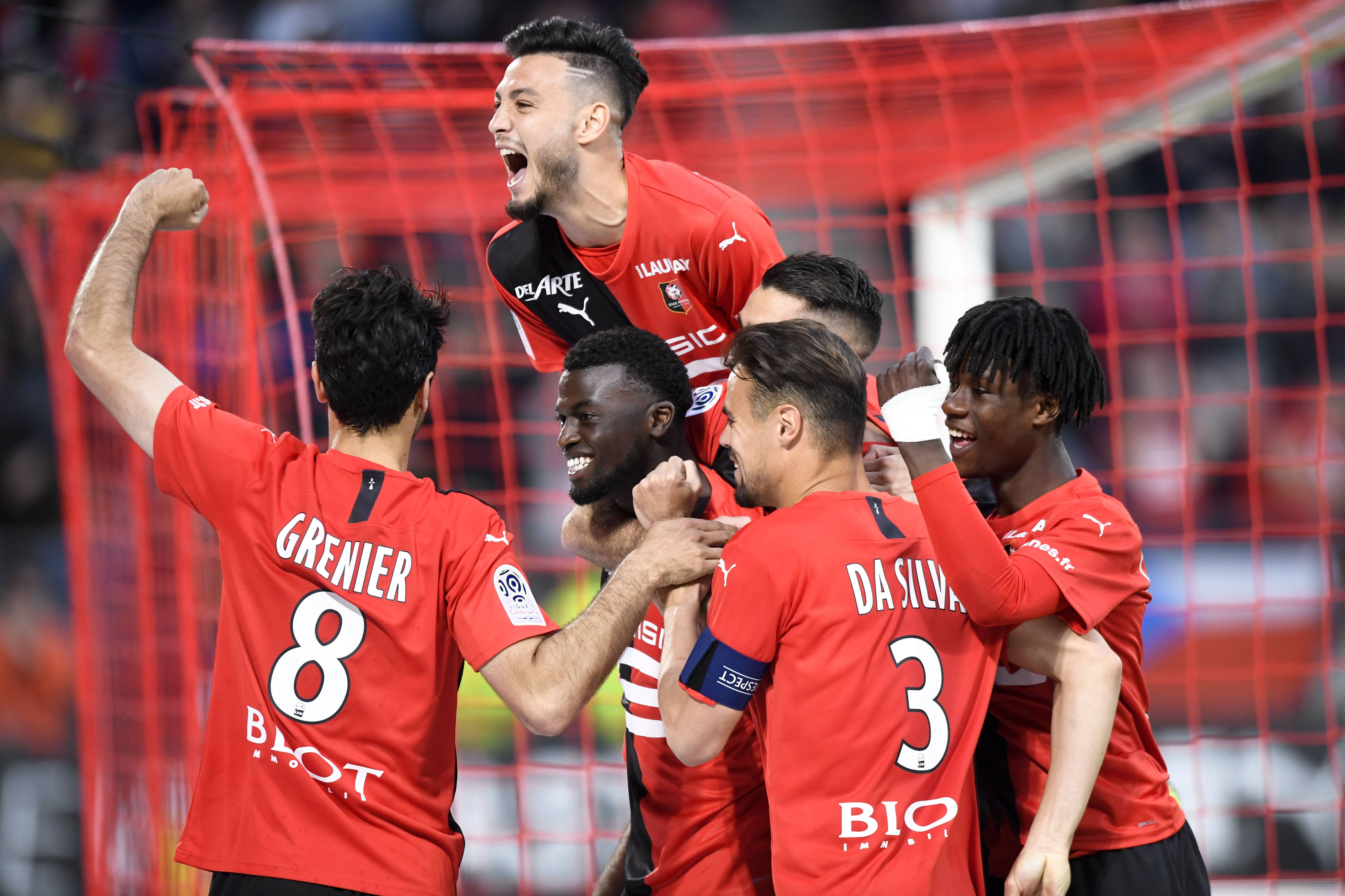 光着脚丫踢足球,光着脚丫子踢足球