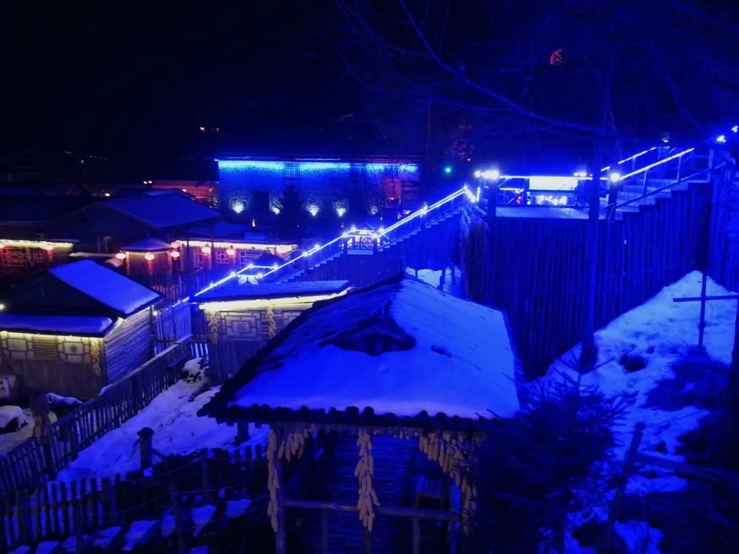 小小双峰冷凝紫气，壮美山河雪掩行踪