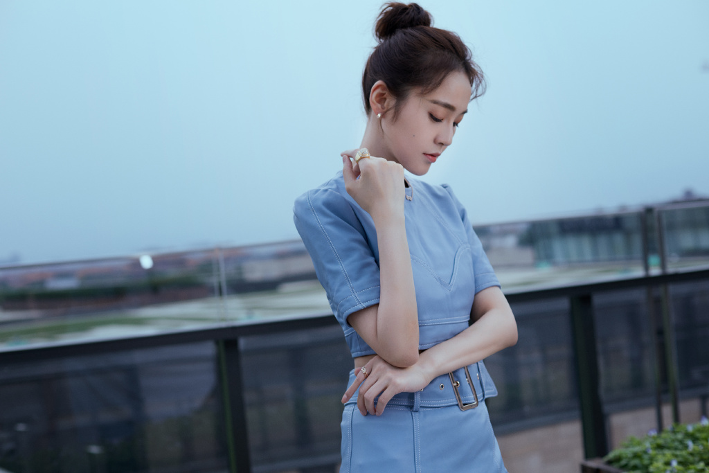 张佳宁马甲线,张佳宁穿黑色吊带