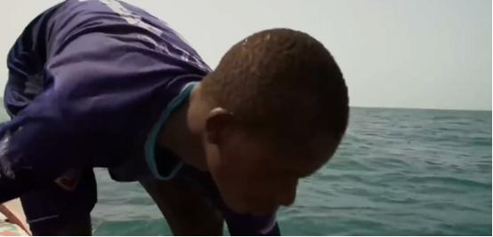 非洲人的捕鱼绝技，一天能捕7吨鱼，出海全凭肉眼找鱼