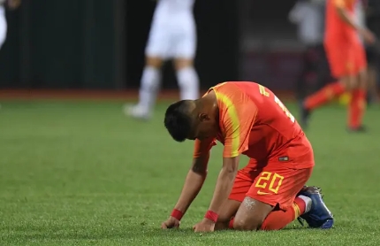 最新进展：韩国球员*辱侮**奖杯，真的是国足技不如人吗？